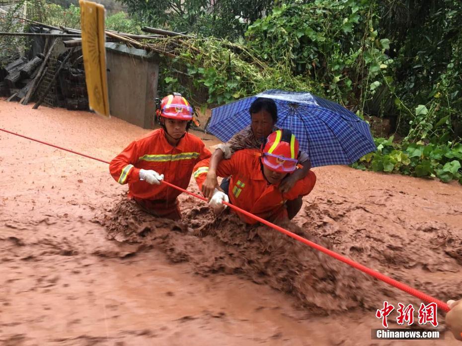 云南景�|�h遭��降雨致7人被困 已被成功救出(�M�D)